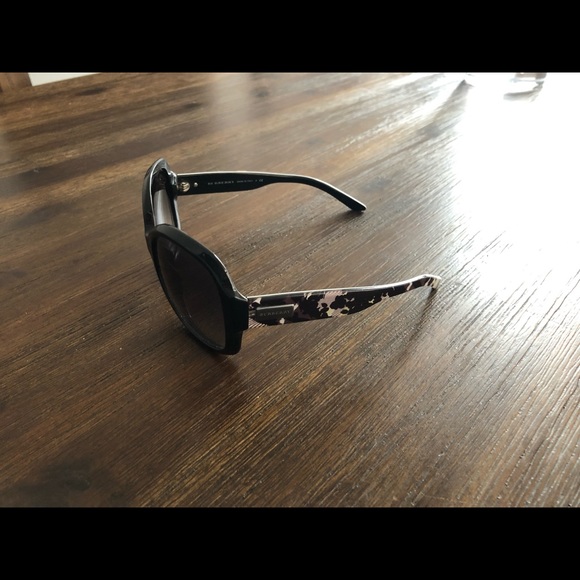 Burberry glasses - Picture 3 of 3